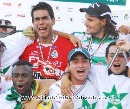 Todos los elementos albiverdes se fundieron en un emotivo abrazo para festejar la consecución de la tercera corona de su historia luego de cinco finales jugadas hasta ahora.