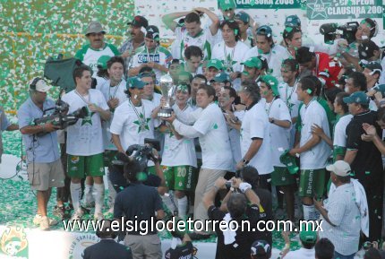 En lo personal, el 'Travieso' tuvo
una revancha deportiva, ya que
con los albiverdes no pudo conquistar
el trofeo de monarca, al sucumbir en la temporada 1993-1994, ante los emplumados de la UAG.