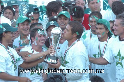 Daniel Guzmán por fin levantó el trofeo de campeón como director técnico, junto a sus jugadores en una tarde que
nunca olvidará.