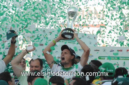 Los jugadores iniciaron el recorrido triunfal por el área de
plateas.