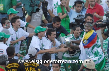 Los jugadores se emocionaron hasta las lagrimas, no sabían qué hacer en
cuanto tenían la copa en su poder.