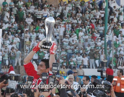 El portero Oswaldo Sánchez, capitán del Santos Laguna, es llevado en hombros con el nuevo trofeo de la Primera División por la cancha del estadio Corona, ante la mirada de miles de aficionados y las cámaras de medios nacionales e internacionales.