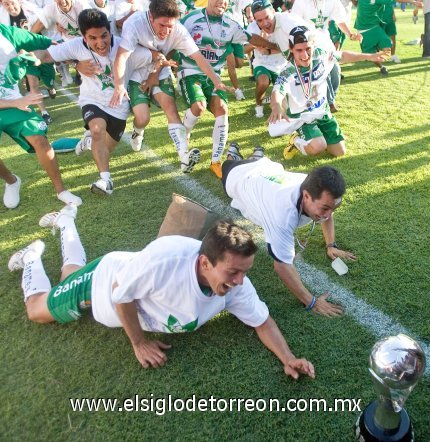 Alegría desbordante, lágrimas, abrazos, cantos, bailes, sonrisas
y cualquier manifestación de festejo se
pudo ver al término del partido entre los
integrantes del Club Santos Laguna.