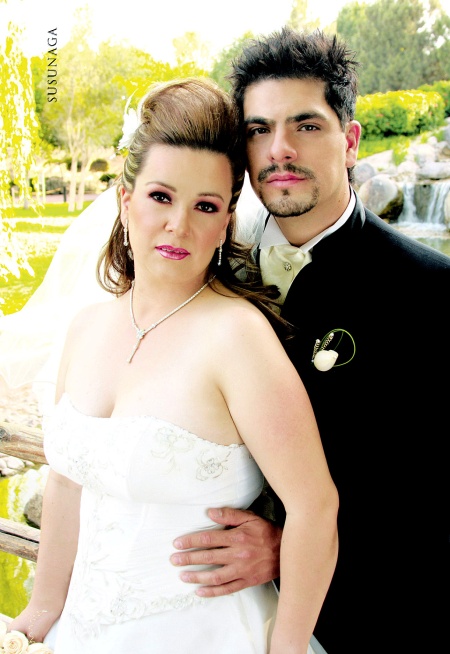 Lic. Octavio Martínez Delgado y Ing. Laura Marín Márquez unieron sus vidas en sagrado matrimonio en el altar de la parroquia Inmaculada Concepción, el sábado 19 de abril de 2008. 

Estudio Susunaga