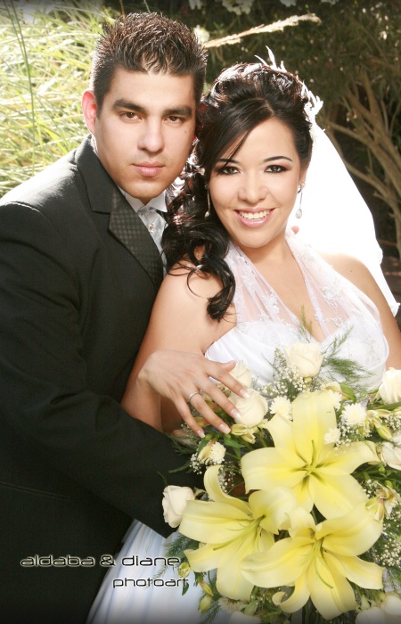 Sr. César Guillermo Cisneros Fernández y Srita. Suheila Dipp Salas contrajeron matrimonio religioso en el altar de la parroquia de La Sagrada Familia el sábado 19 de abril de 2008. 

Aldaba & Diane Fotografía