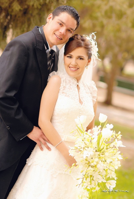 Sr. Jaime Velázquez García y Srita. Cristina Araujo Torre contrajeron matrimonio el sábado 26 de abril de 2008. 

Estudio Maqueda.