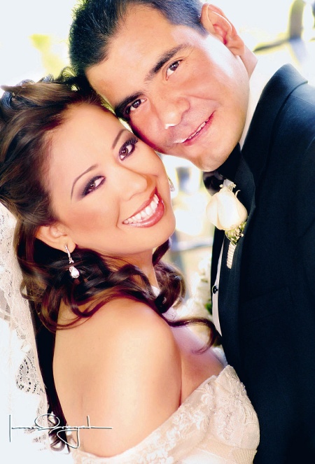 Sr. Gabriel González Aguilera y Srita. Abigaíl Montiel López contrajeron matrimonio religioso el sábado tres de mayo de 2008. 
Estudio Laura Grageda