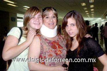 01062008
A las bellas playas de Cancún viajaron Ana Cristina Alatorre y Any Casas, quienes fueron despedidas por Ana María Zúñiga