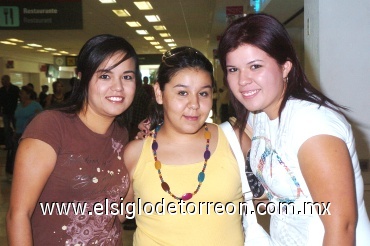 01062008
Azucena Ezpeleta, Cyntia Valdés y Nayath Pérez se marcharon rumbo a la nación de Canadá