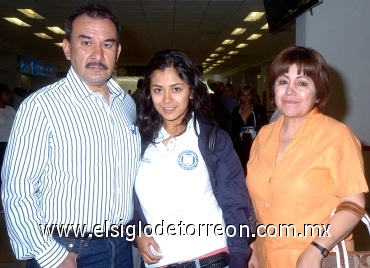 01062008
Cristina Olvera fue despedida por Sergio Olvera y Esther Arroyo, por su viaje a Canadá