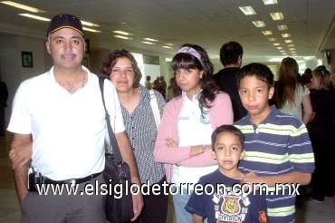 01062008
Viajó a Canadá Cristina Manquero y fue despedida por su familia José Manquero, Socorro Carvajal y los pequeños José Luis y Armando Manquero