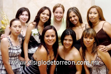 01062008
Brenda Mendoza Ramírez junto a un grupo de amigas, asistentes a su despedida de soltera realizada el 17 de mayo