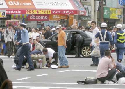 Para muchos japoneses, que se enorgullecen de vivir en un país con una de las tasas de asesinatos más bajas del mundo, la primera reacción fue de conmoción.