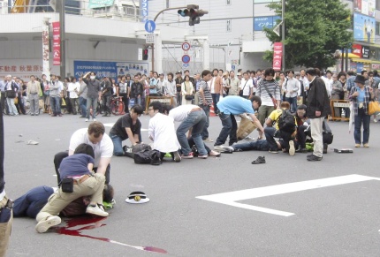 La Policía indicó que el agresor llegó a una zona cercana a la estación de tren de Akihabara en una camioneta, con la que golpeó a varios peatones.