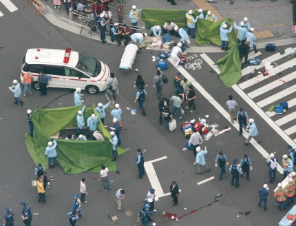 Las once personas heridas fueron trasladadas al hospital inmediatamente después del incidente, pero sólo diez de ellos, ocho hombres y dos mujeres, presentaban heridas de arma blanca.