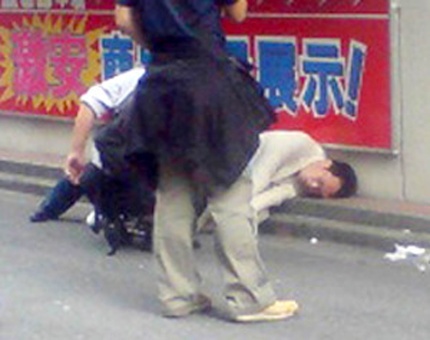 Posteriormente, en un mensaje enviado también por vía telefónica apenas 20 minutos antes de que estrellara la camioneta en Akihabara, Kato escribió: 'Ha llegado el momento', agregaron los informes de prensa.