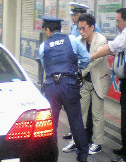 La Policía arrestó a Tomohiro Kato, de 25 años de edad, de la Prefectura de Shizuoka, y se le encontró el cuchillo que utilizó. “Vine a Akihabara a matar gente. Estoy cansado del mundo. Cualquiera estaba bien (para matar). Vine solo”, dijo el detenido, de acuerdo con Kyodo.