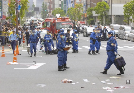“Él (Kato) saltó encima de un hombre al que había atropellado con su vehículo y lo apuñaló muchas veces. Caminando hacia la estación de Akihabara, atacó personas al azar”, dijo un testigo de 19 años.