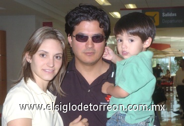 02062008
Humberto Baca fue recibido por Laura y Sebastián Baca, después de su regreso de México.