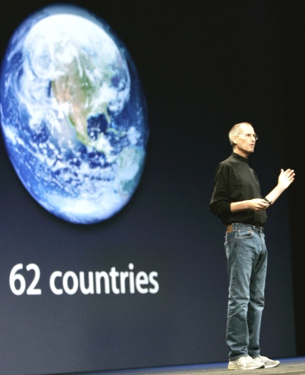 Jobs dijo también que los microtransistores utilizados en la red de mayor velocidad quitaban mucho tiempo de vida a la batería del teléfono y eran demasiado estorbosos cuando se estaba diseñando el iPhone, por lo que la compañía decidió esperar para mejorar el aparato hasta que estuviera disponible una tecnología de chips mejorada para poder coordinarla con el diseño delgado del teléfono.