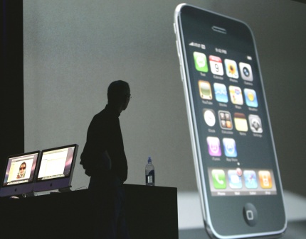 El iPhone mejoró también con la inclusión de la tecnología de posicionamiento global GPS que sirve para ayudar a los usuarios a conocer su ubicación con exactitud.