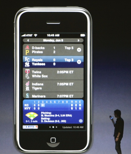 El presidente ejecutivo de la compañía, Steve Jobs, mostró el celular en la Conferencia Mundial de Programadores de Apple en San Francisco.