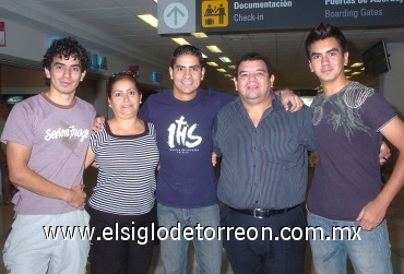 03062008
Gerardo González viajó a Viena en Austria y lo depidió su familia, Amalia, Gerardo, Carlos y Alberto González.