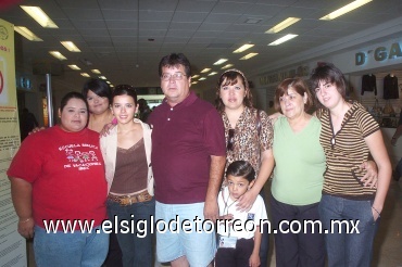 04062008
Sandra Hernández viajó a Canadá y fue despedida por su familia.