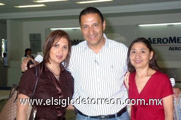 06062008
Claudia y Carmen Gómez llegaron de México y fueron recibidas por el señor Alonso Gómez