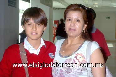06062008
Fernando David Arce llegó de México y fue recibido por la señora Leonor Juárez