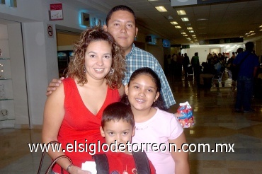 07062008
Rumbo a México, DF., fueron Rafael, Concepción, Mariana y Rafael Lara Jr