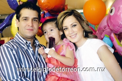¡Ya tiene 2 años!
Sergio Cid Pérez y Maruza Martínez de Cid junto a su hija Valeria Cid Martínez.