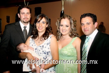 01062008
La pequeña Ami Bonilla Sabag a lado de sus padres José Alfonso Bonilla Murra, Amira Sabag de Bonilla y sus padrinos Beny Ávalos y Paty de la Torre.