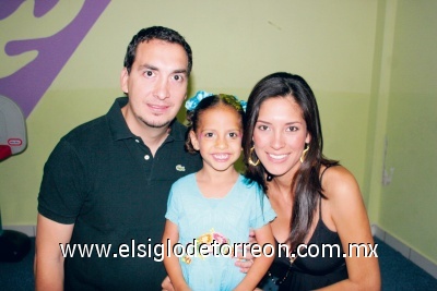 ¡Ya tiene 5 años!
Carlos Velázquez Martínez y Alma Cantú de Velázquez con su hija Regina.