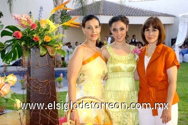 05062008
Jacqueline a lado de su mamá Dora Mendoza de Jaik y su futura suegra Chenis Lurueña de Salazar