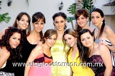 05062008
Jacqueline Jaik Mendoza, acompañada de sus amigas que la felicitaron por su próxima boda