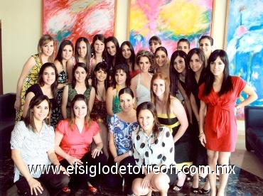 06062008
La festejada junto a sus amigas