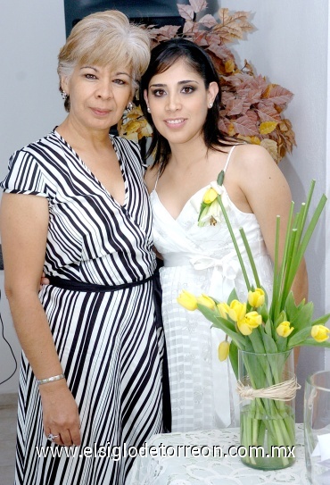 08052008
La festejada junto a la organizadora de su despedida de soltera, Avelina Urtiaga  de Gaona