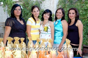 08062008
La futura contrayente acompañada de Priscila Peniche, Érika García, María Guadalupe y Betsy García
