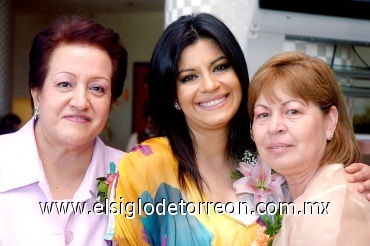 08062008
Zulema junto a las organizadoras de su despedida Jenny Meraz y Rosalinda López