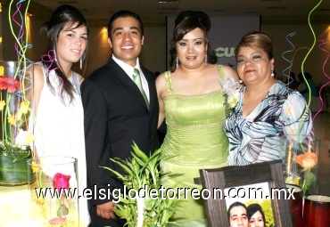 10062008
Los novios acompañados por las organizadoras de su depedida Zaina Sabrina Hernández Hernández y Consuelo Hernández de la Cruz.