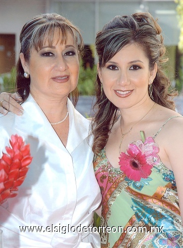 08062008
Janett Vázquez acompañada de su mamá Alma Rosa Medrano en pasada despedida de soltera.