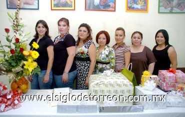 12062008
La novia junto a un grupo de amistades Claudia Fernández, Nahyma Charara, Nadya Charara, Lupita Santillán, Mayela Macías y Sandra Reyes.