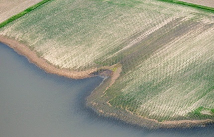 El aumento del río Mississippi amenaza ciudades en Illinois y Missouri.