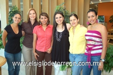 13062008
Paulette Seceñas, Mary Tere Hinojosa, Macarena García, Ana Sofía Rosas y María José Aspland, amigas de la infancia de la festejada.