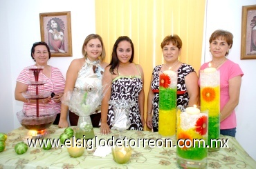 130620085
Anaís acompañada de las organizadoras de su despedida de soltera