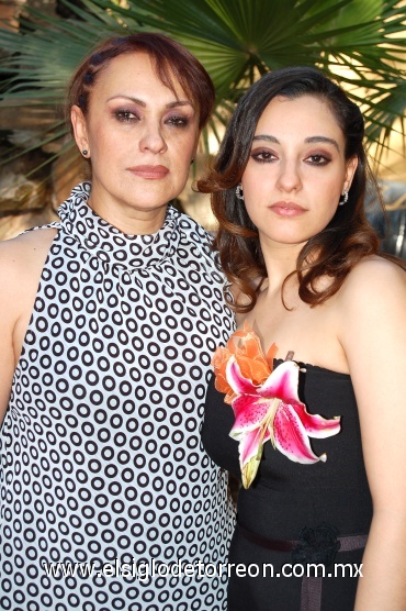 14062008
Leila Chamut Sagarena con su mamá, Enriqueta Sagarena, el día de su despedida de soltera