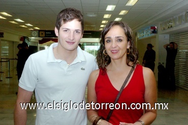08062008
Carlos Echávarri y María Eva Nahle llegaron a Torreón procedentes de la Ciudad de México