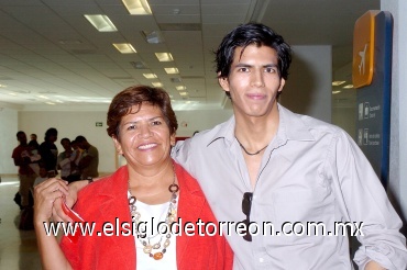 08062008
David Álvarez viajó a Sinaloa y lo despidió Sanjuana Adame