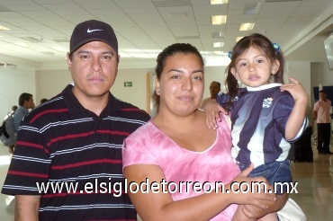 08062008
Sergio Fernández y su hija Itzel viajaron a Tijuana y los despidió Mayra Gutiérrez